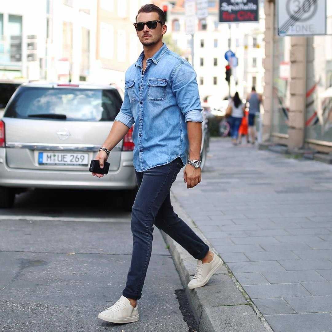 Голубые джинсы с кроссовками