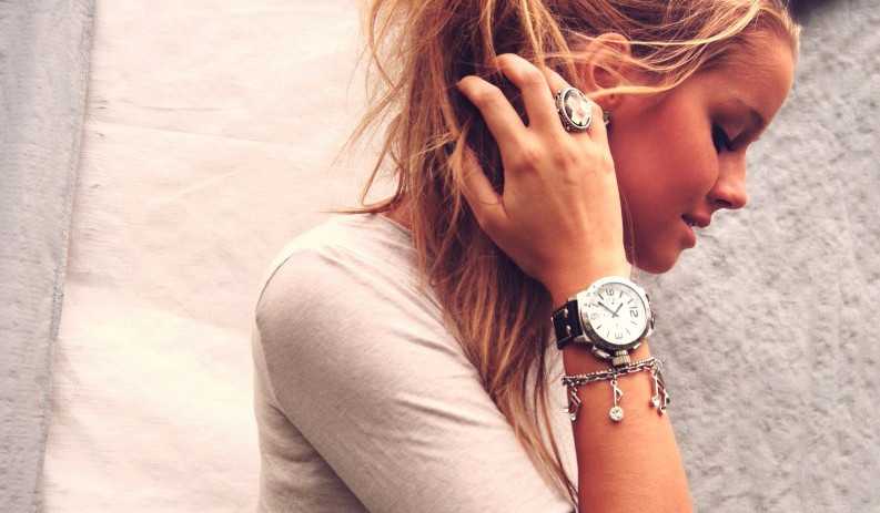 На какой руке девушки носят часы: правила этикета, приметы и суеверия
