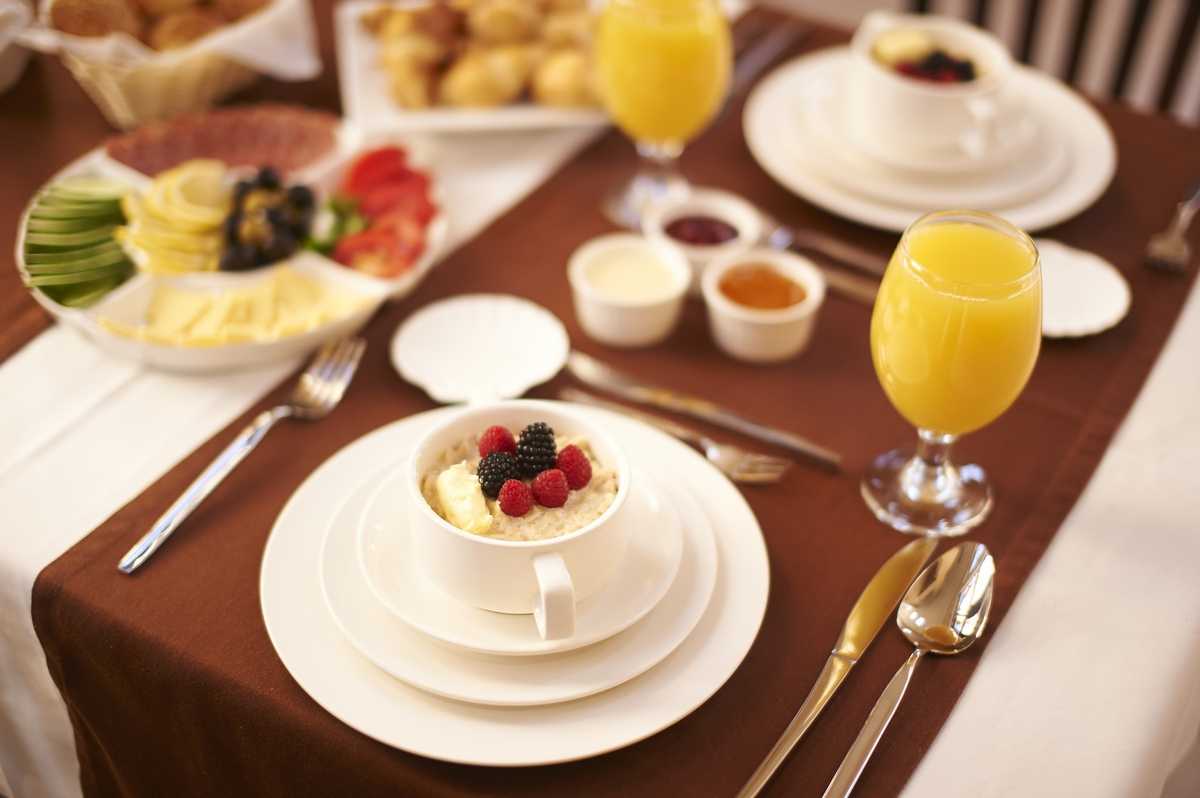 Сервировка стола к завтраку: домашняя, праздничная, ресторанная