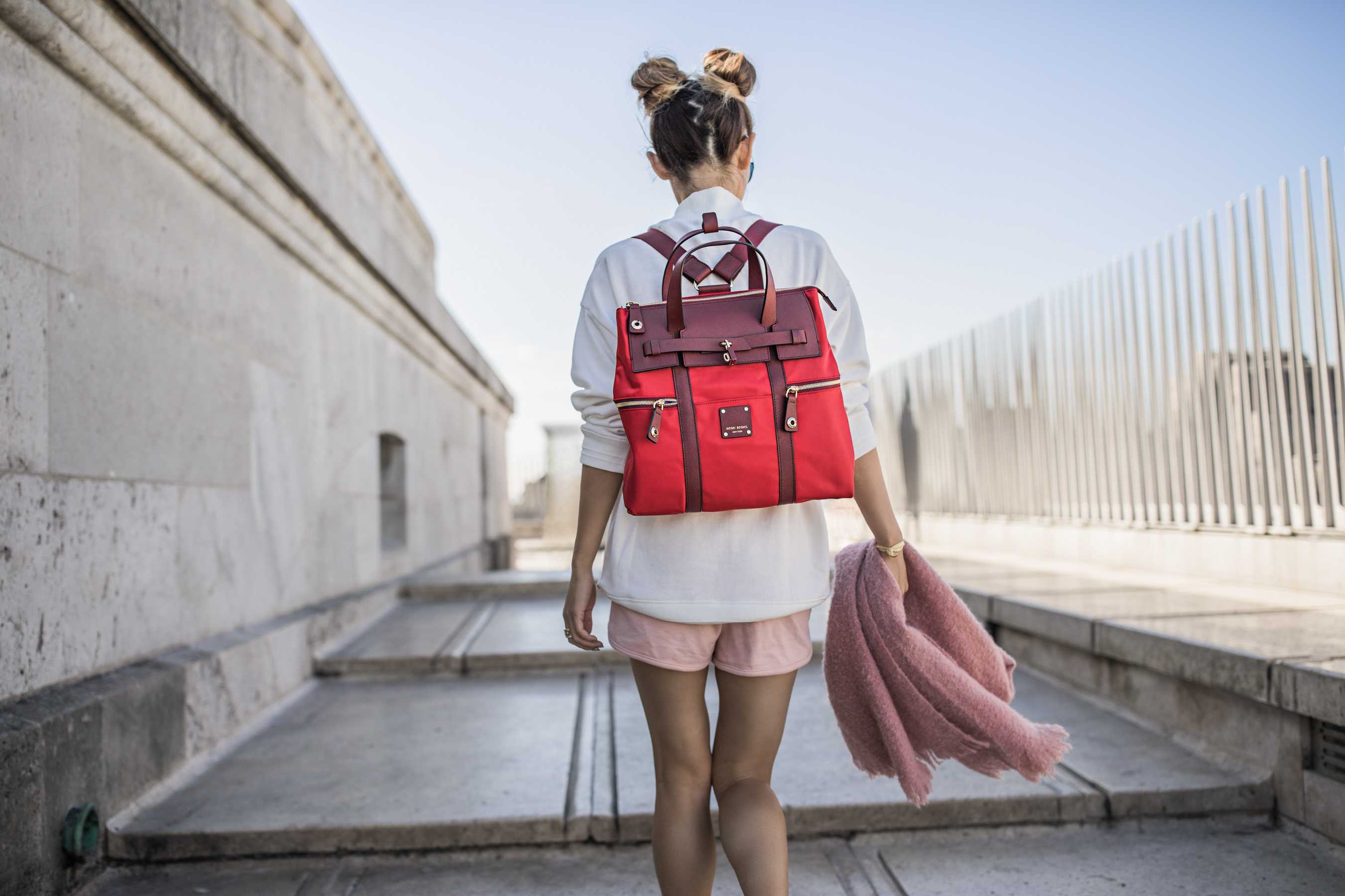 Городской рюкзак стильный кожаный, как выбрать удобный женский, модные модели повседневных сумок однолямочных, вместительный хлопковый ранец милитари для девушек