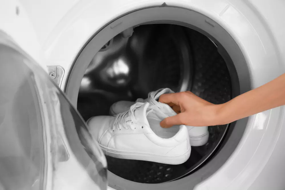Можно ли стирать в стиральной машине кожаную обувь и как правильно это делать, допустима ли ручная стирка, как сушить изделия из кожи?