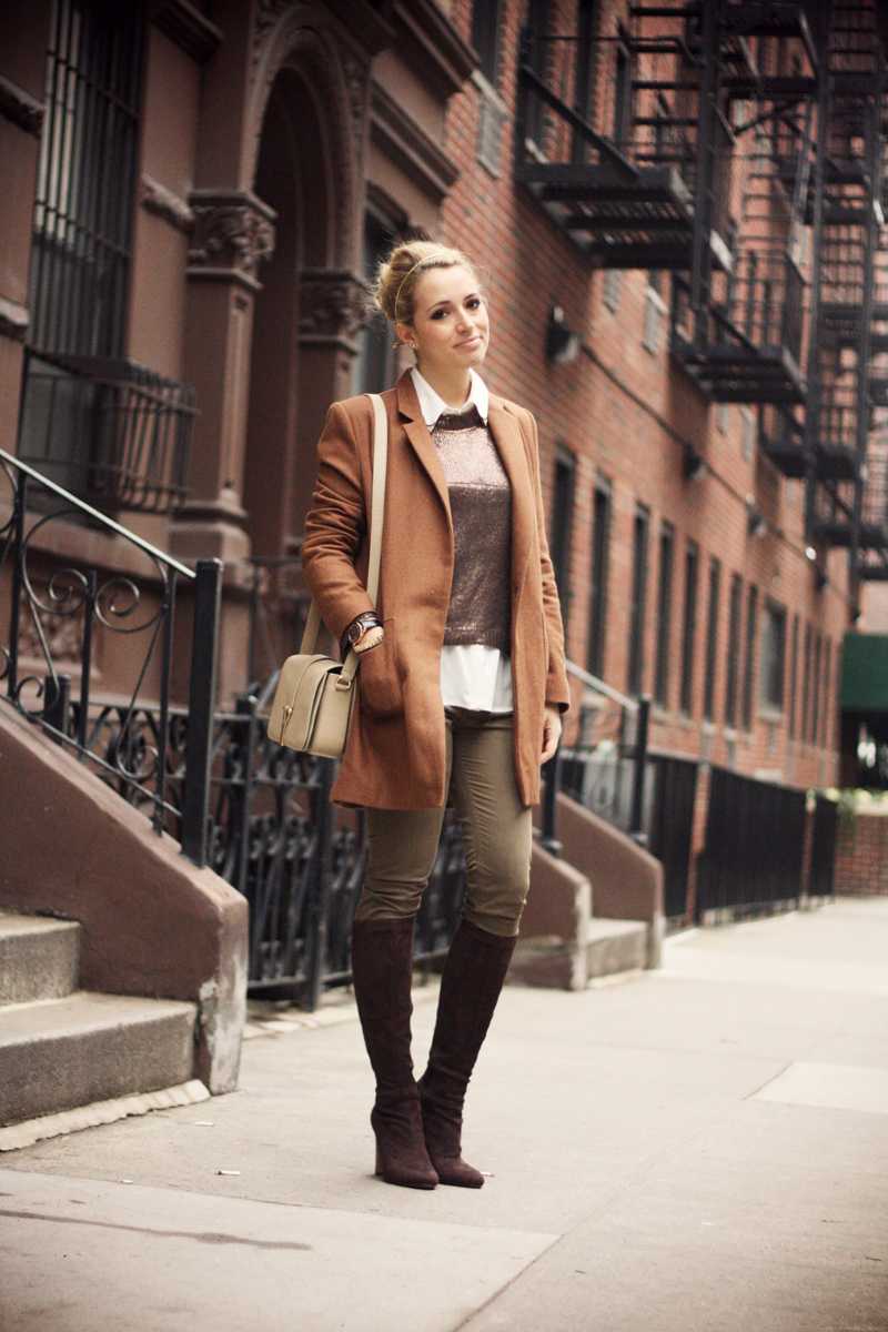 Серое пальто и коричневые брюки женские