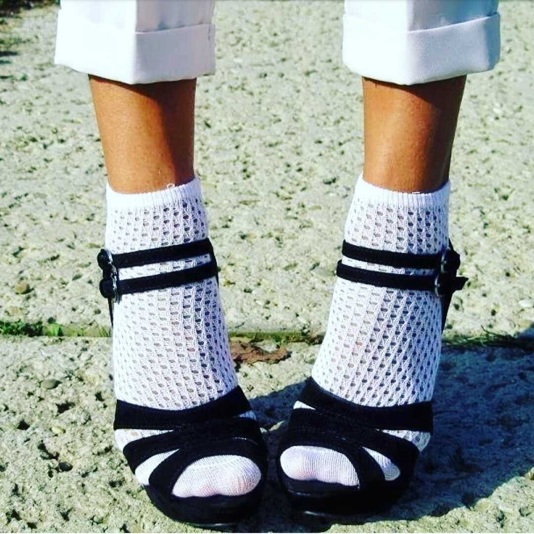 Надетые на носки сандалии: можно ли так носить мужчинам