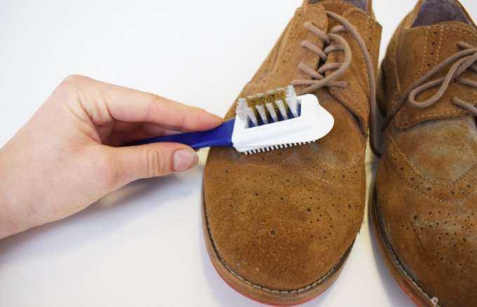 Как почистить замшевую обувь в домашних условиях от грязи, соли и пыли