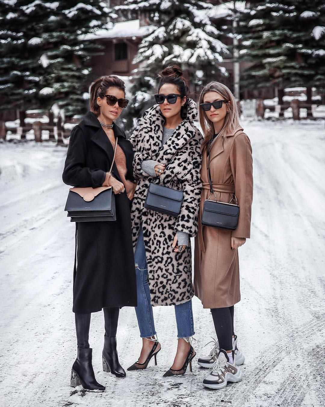 С какой обувью и аксессуарами носить коричневое пальто: лукбук 2021