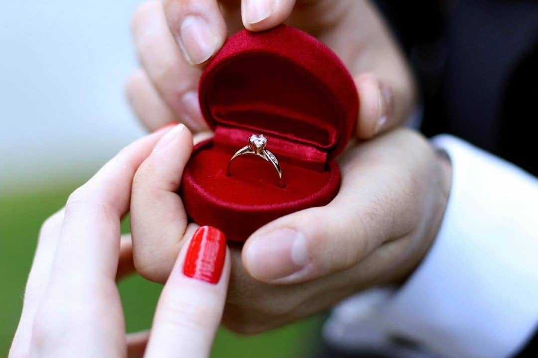 Какое кольцо дарят, когда делают предложение девушке — каким должно быть помолвочное колечко и как его выбрать