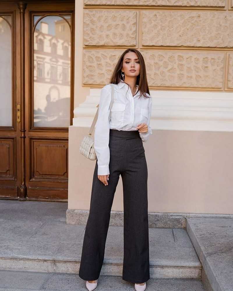 С чем стильным женщинам носить черные брюки в 2021 году: модные советы и фото
