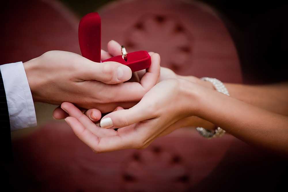 Какое кольцо дарят, когда делают предложение девушке? как правильно выбрать, на какую руку и на какой палец его надо надеть, из какого металла?