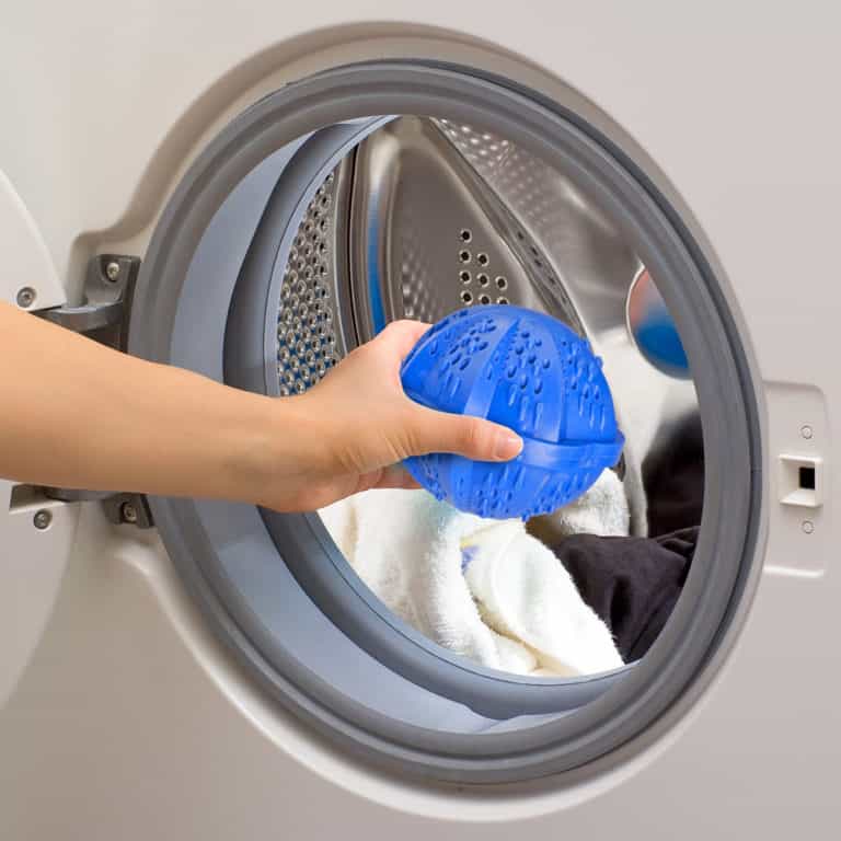 Как почистить шубу из мутона в домашних условиях: можно ли постирать в стиральной машине, возможна ли сухая стирка дома без обращения в химчистку?