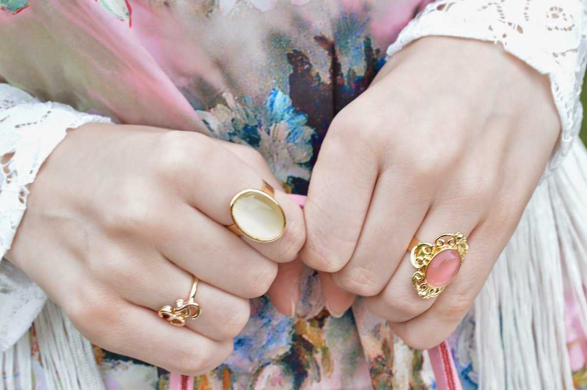Значение колец на пальцах у женщин (50 фото): на каких нельзя носить, два на одном, перстень на мизинце, на правой руке, на большом и указательном