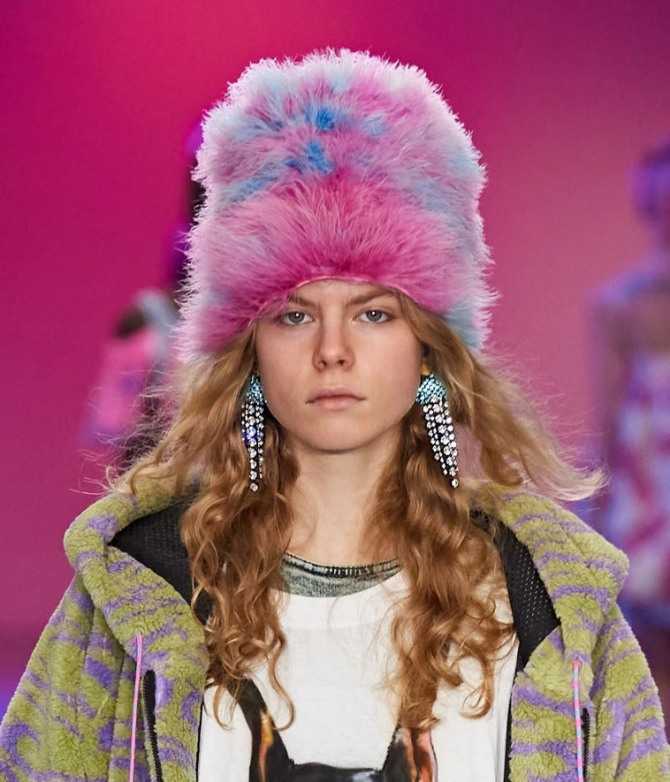 Модели вязаных шапок 2022-2023 для женщин: фото, описание модных уборов на весну, осень, зиму