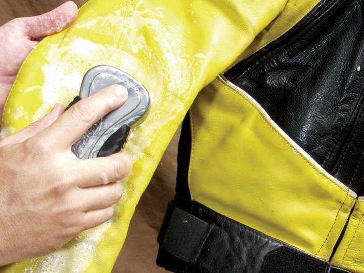 Как почистить кожаную куртку в домашних условиях – эффективные и доступные способы