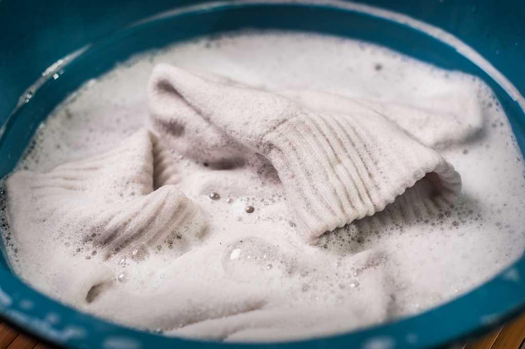 Как отстирать белые носки от грязи: вручную, в стиральной машинке