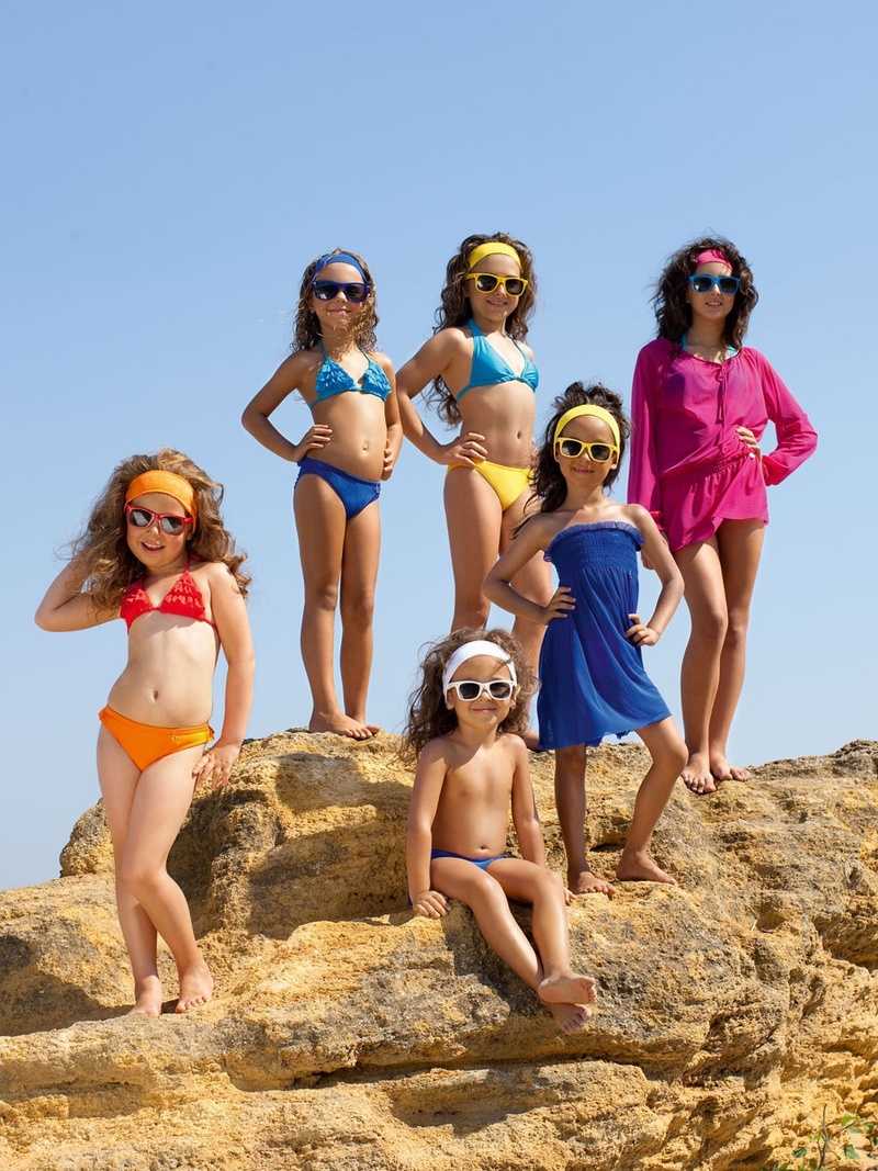 12 девочки на пляже