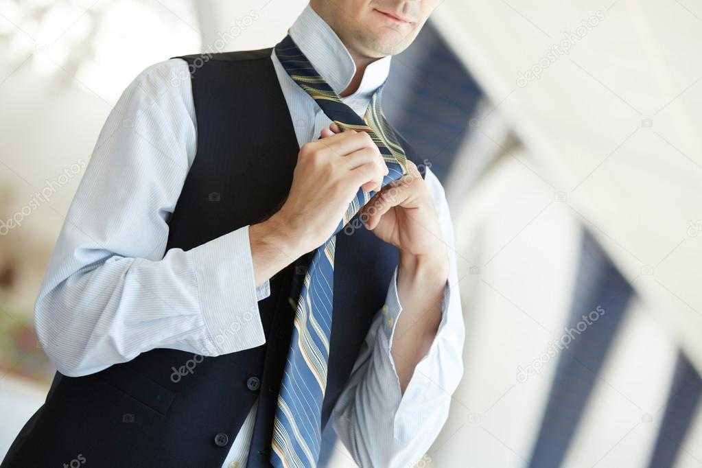 Узел виндзор является одним из наиболее популярных и стильных среди мужчин
