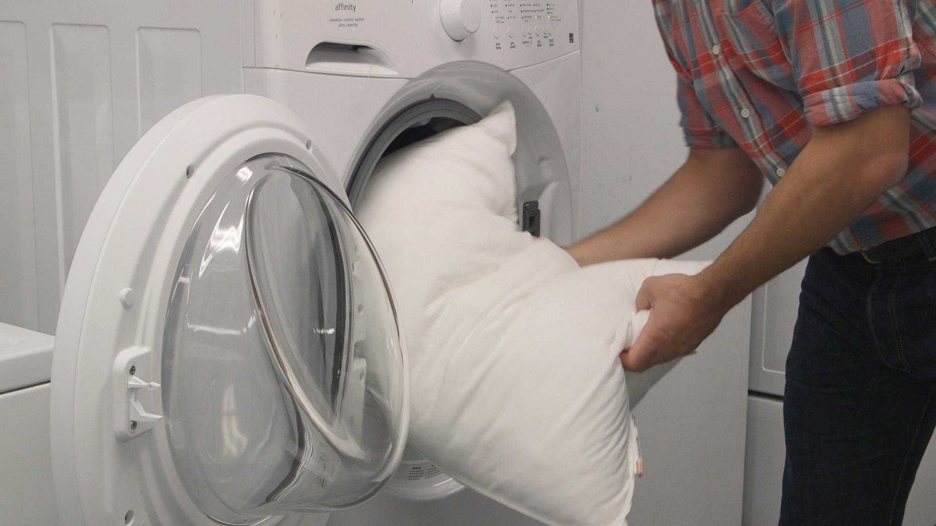 Как постирать перьевую подушку в стиральной машине и вручную