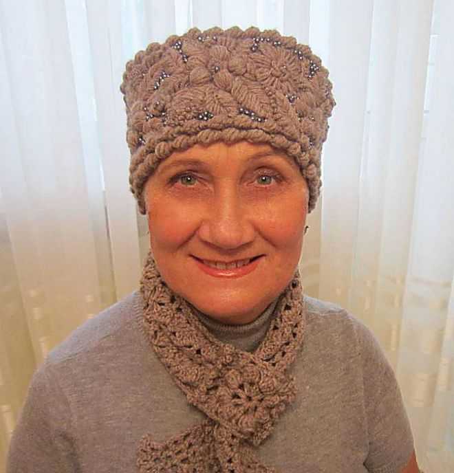 Вязаные шапки для женщин 50 лет: фото шикарных зимних моделей