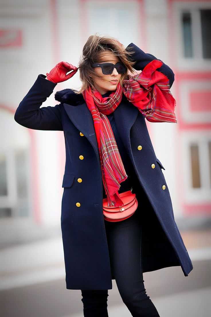 Шарф к красному пальто: какого цвета выбрать (фото)