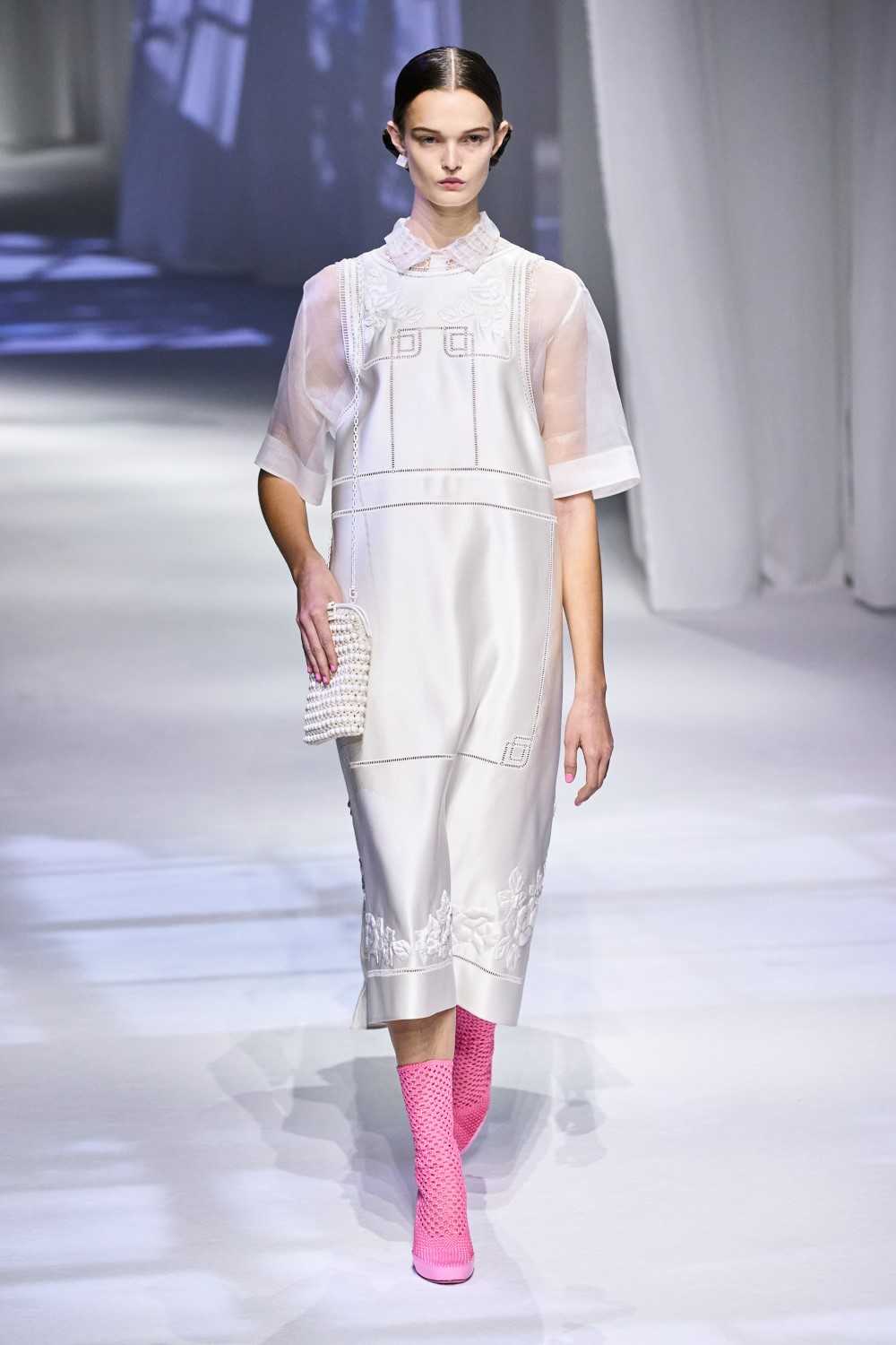 Модная женская одежда в бельевом стиле: мода 2021-2022, фото-подборка луков