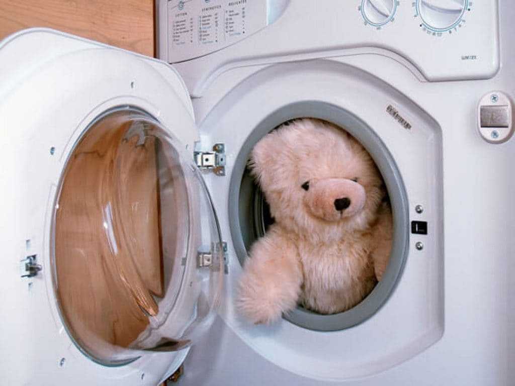 Как стирать мягкие игрушки в стиральной машине: при какой температуре правильно, на каком режиме, на какой программе во время карантина, музыкальные нельзя, вручную почистить не стирая, можно ли больш