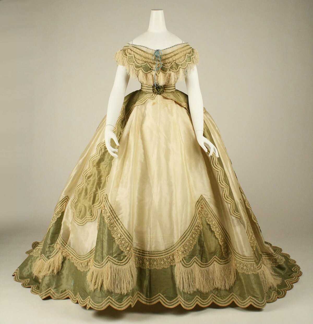 Платье 19 века: разновидности и особенности