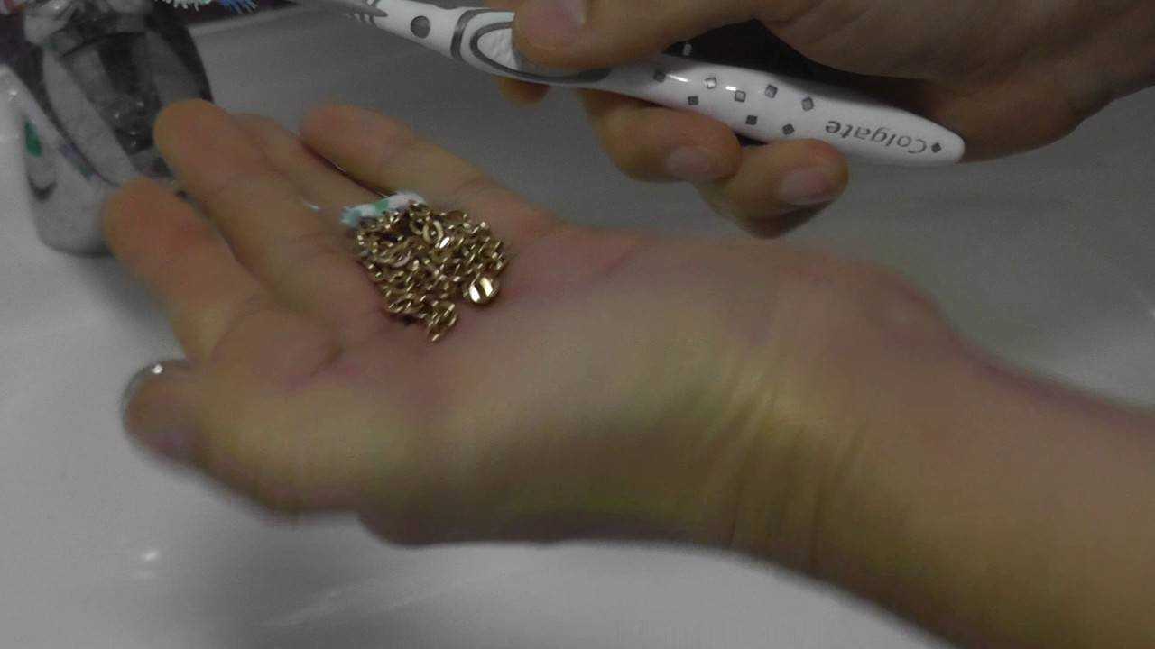 Как почистить бриллианты, которые вставлены в серьги или кольца, в домашних условиях: ухаживаем за золотом с драгоценными камнями