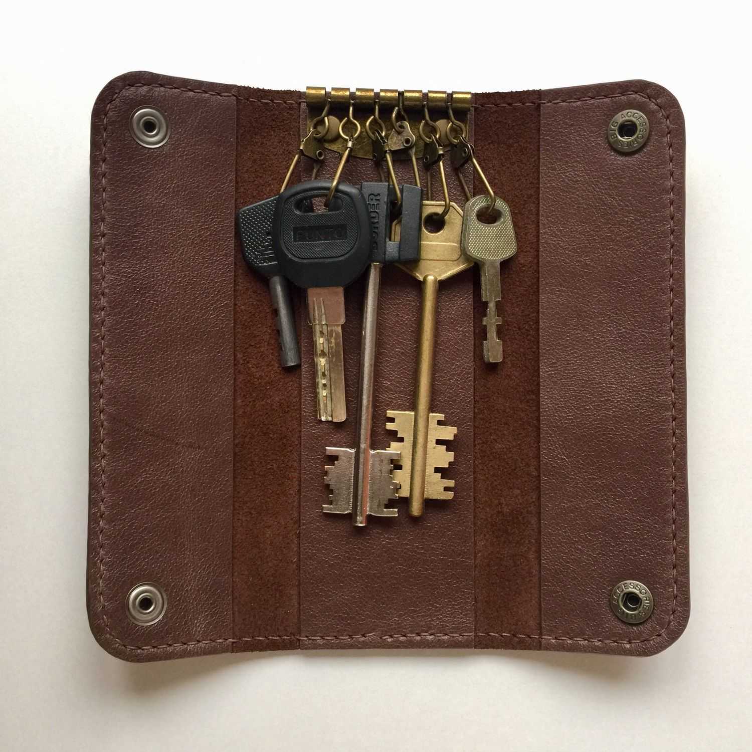 Кожаный чехол-брелок для ключей своими руками. как сшить ключницу из кожи