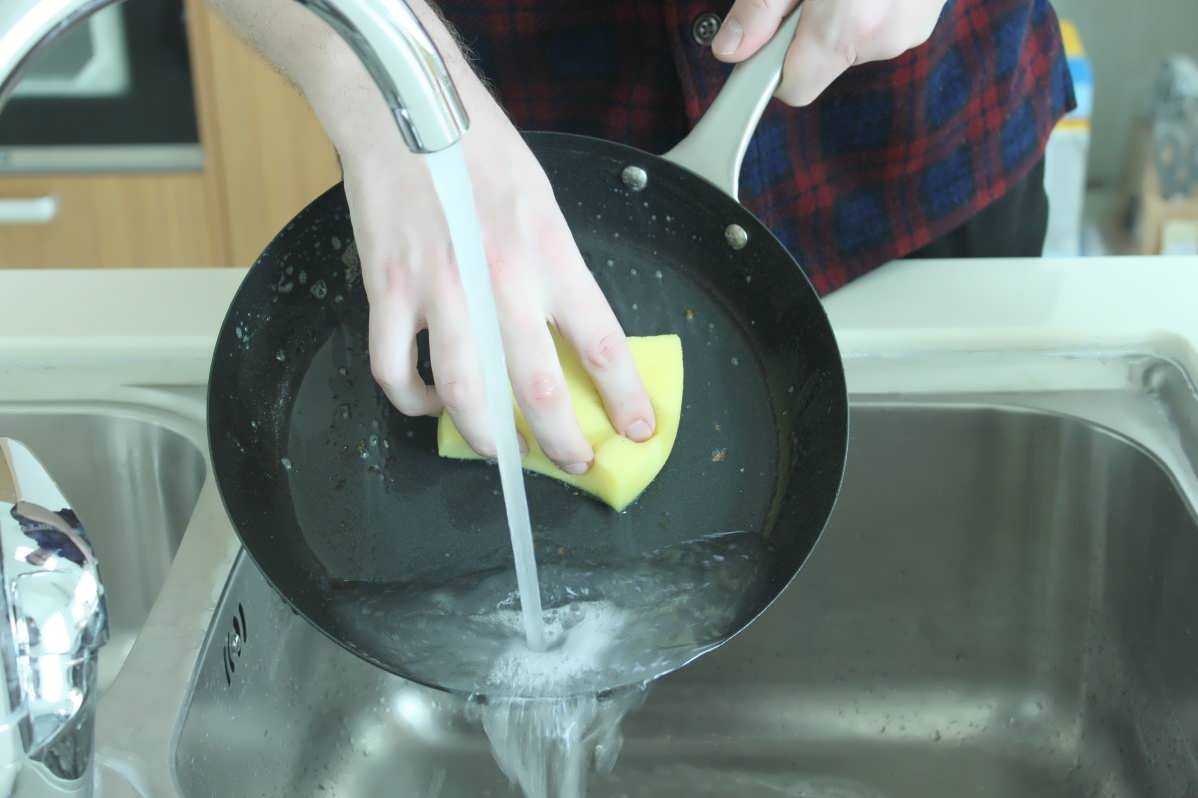 Отмыть жир с антипригарного покрытия. Мытье сковороды. Мытье кастрюли. Помыть посуду. Мойка сковородки.