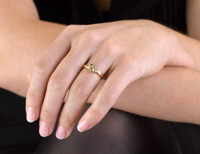 Как правильно носить помолвочное кольцо: на какой руке и пальце?